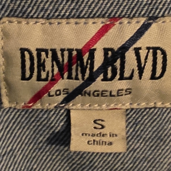 Distressed Blue Cropped Jean Jacket With Juliet Sleeve And Raw Hem - Picture 4 of 4